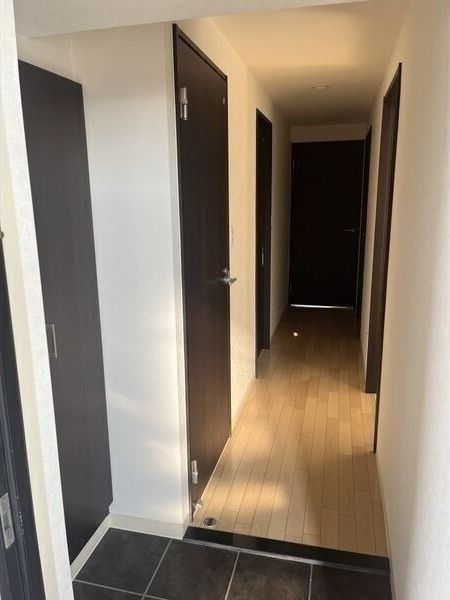 玄関　※写真は同じマンションの違う部屋のものになります。