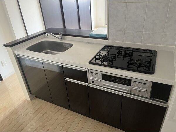 キッチン　※写真は同じマンションの違う部屋のものになります。