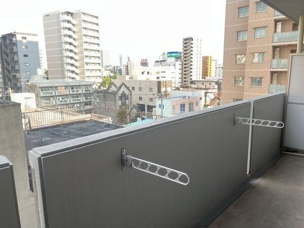 バルコニー　※写真は同じマンションの違う部屋のものになります。