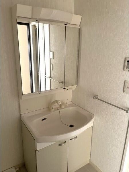 洗面設備　※写真は同じマンションの違う部屋のものになります。