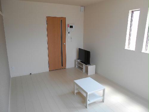 居室・リビング　各階1号室のみ採光窓があります。