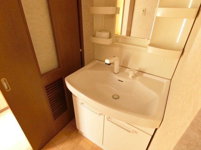 洗面設備　朝の支度もスムーズな独立洗面台。