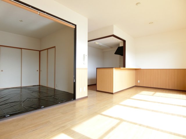 居室・リビング　１４．２帖のＬＤＫ。カウンターキッチンです。