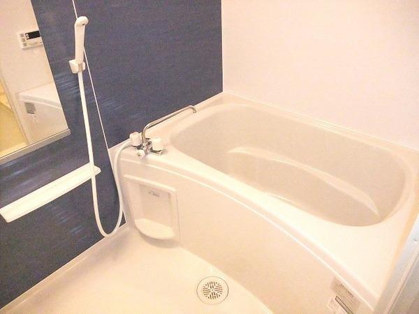 バス・シャワールーム　浴室乾燥機、追い焚き機能付きバス！