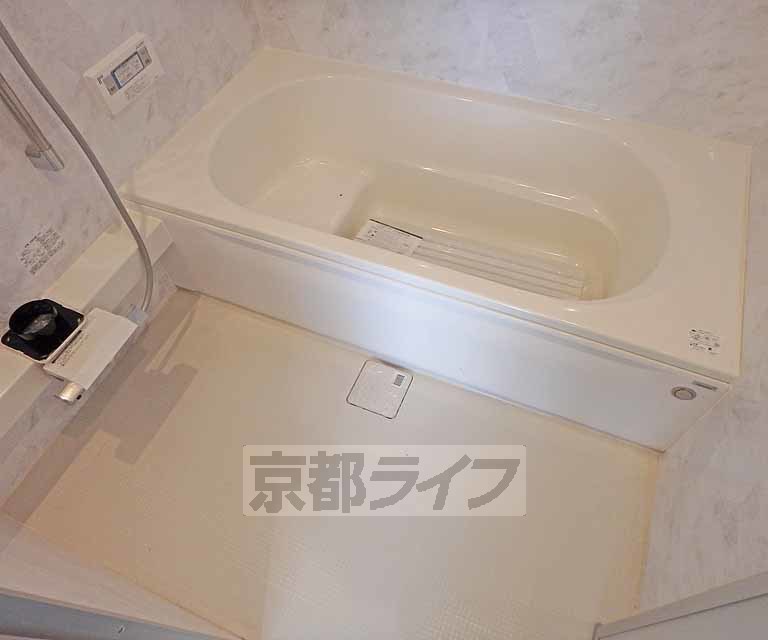 バス・シャワールーム　ゆったり浸かれるお風呂です。