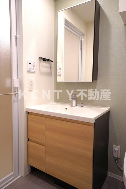 洗面設備　ゆったりとスペースのある洗面所