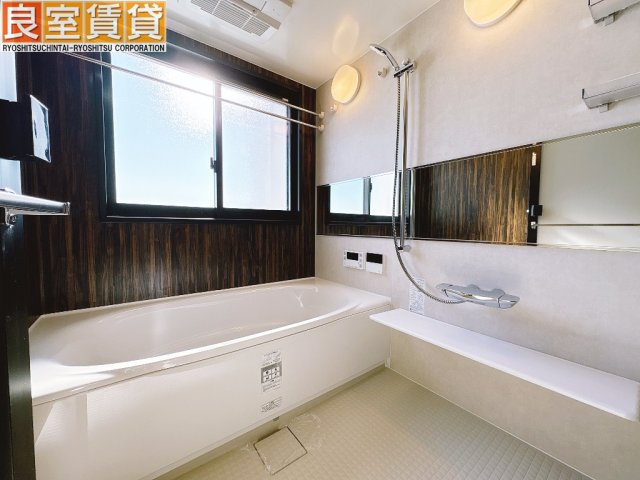 バス・シャワールーム　浴室乾燥機、追い焚き機能つき☆