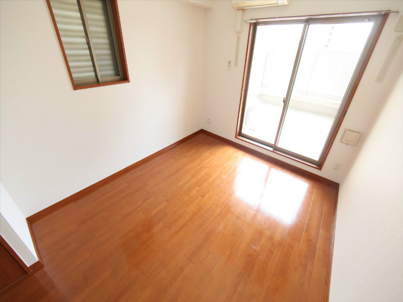 居室・リビング　洋室7.3帖　2面採光　バルコニー