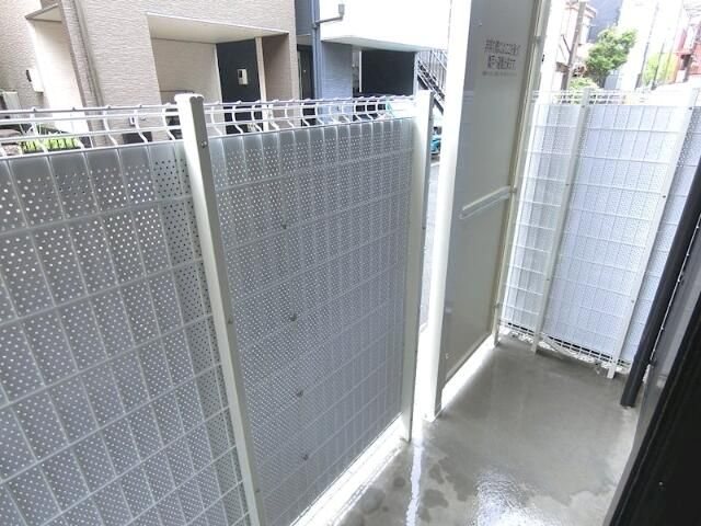 収納　黒を基調とした木目調の建具建材を使用しており、落ち着いた空間
