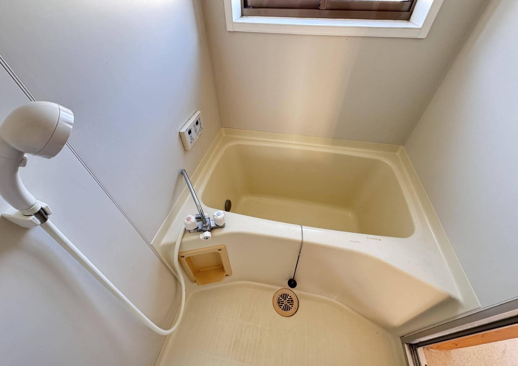 バス・シャワールーム　窓付きで開放的なお風呂