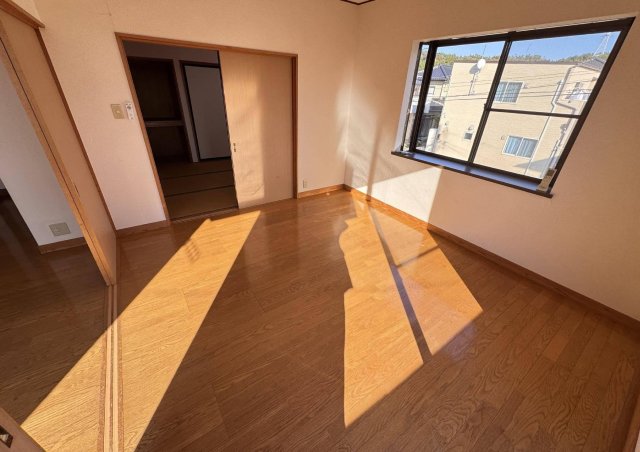 居室・リビング　2面採光で明るい洋室