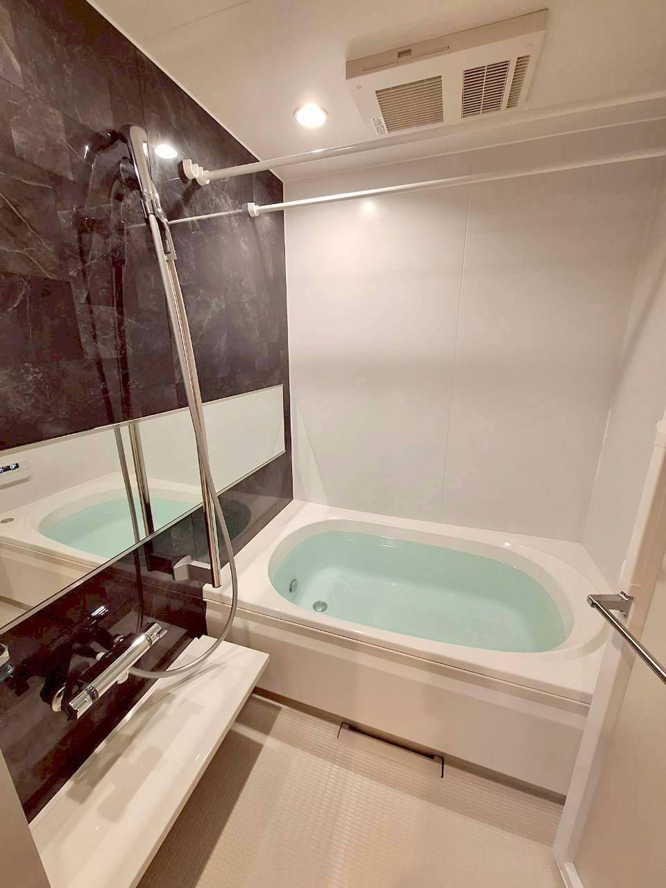 バス・シャワールーム　追焚・浴室乾燥機付き♪ゆったりサイズのバス