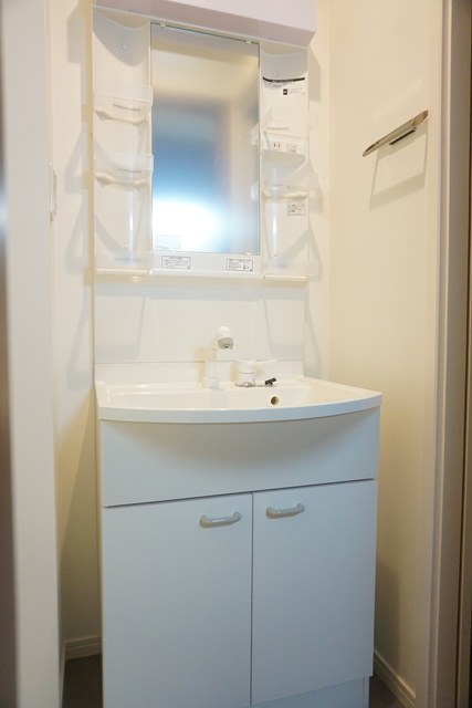 洗面設備　洗面台は人気の独立タイプ！毎日のお出かけ準備もラクラクです☆