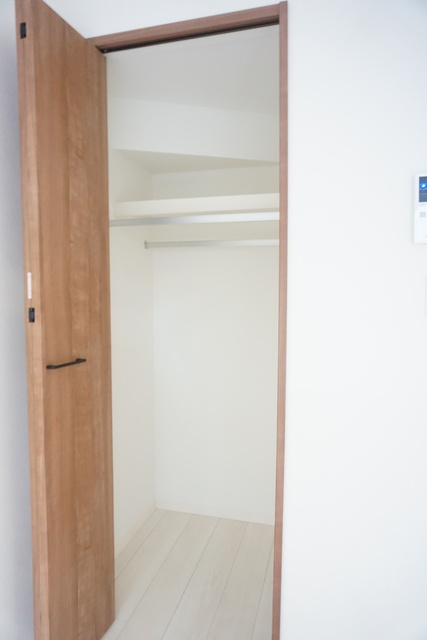 収納　パイプハンガーがあるのでたたまず衣類を掛けることができます♪