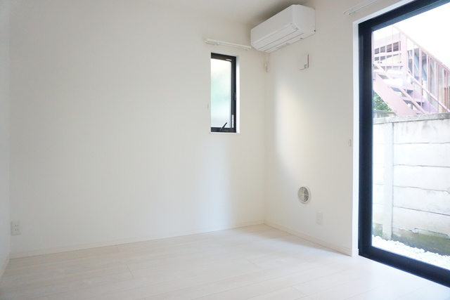 居室・リビング　採光性の良い大きな窓で明るい室内です☆