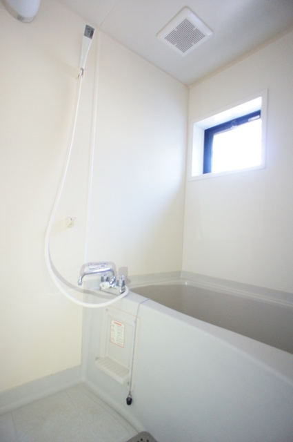 バス・シャワールーム　窓付きのバスルーム♪換気もできて気持ちいいですね♪