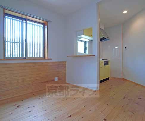 居室・リビング　木目の床が特徴的です・