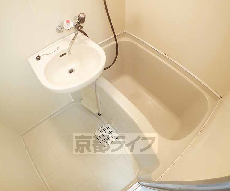 バス・シャワールーム　清潔感のあるバスルームです。