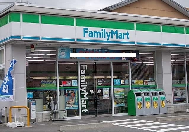 コンビニ　ファミリーマート（コンビニ）まで750m