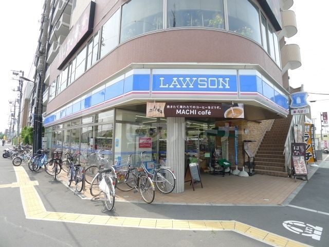 コンビニ　ローソン足立六町駅前店（コンビニ）まで250m
