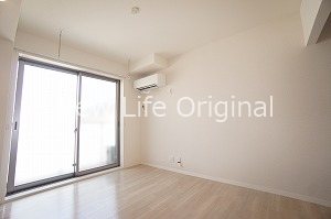 居室・リビング　アクセントクロスが特徴の明るくオシャレな洋室。