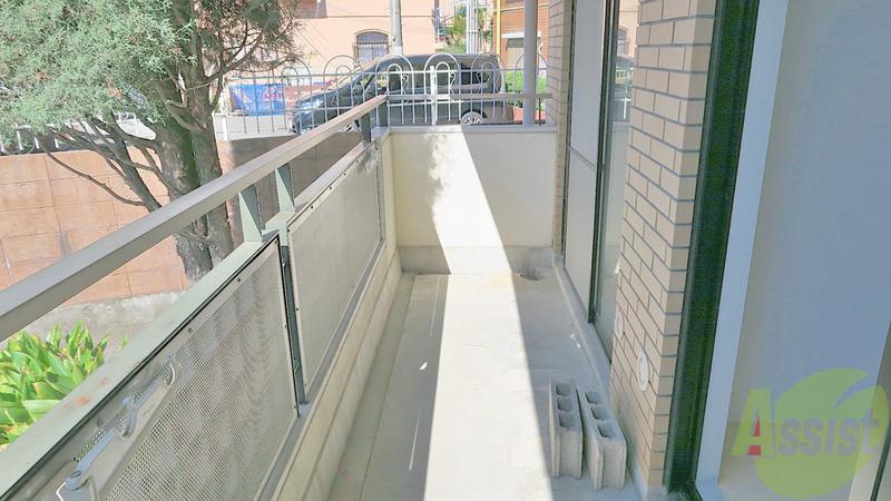 バルコニー　日当りのよい、ゆったりとしたバルコニーです。洗濯物が多くても