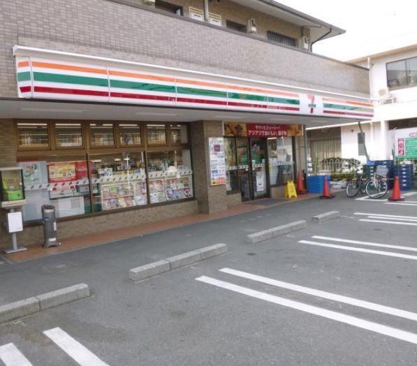 コンビニ　セブンイレブン（コンビニ）まで689m