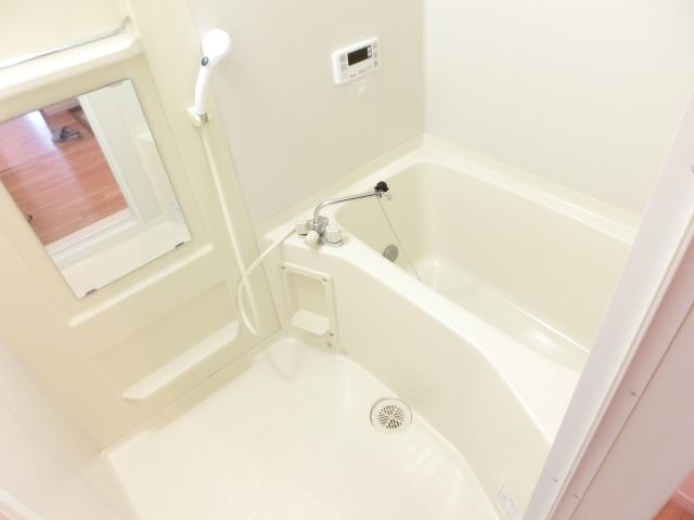 バス・シャワールーム　清潔感のあるバスルームです。