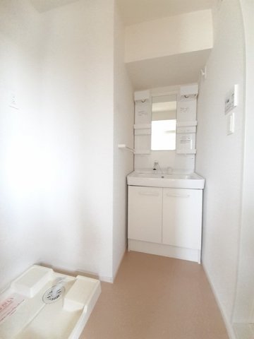 洗面設備　ゆったりとスペースのある洗面所