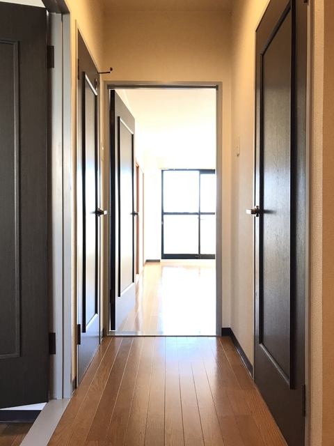 玄関　玄関から室内へ