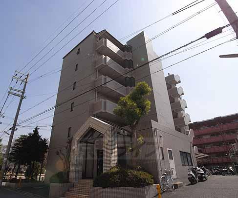 建物外観　外観少し引目から。