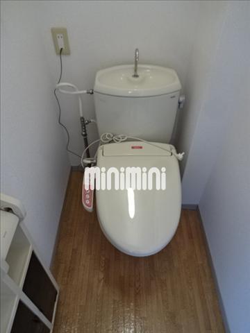 トイレ　ゆとりある広さの玄関です。