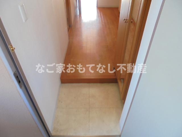 玄関　※写真は別号室