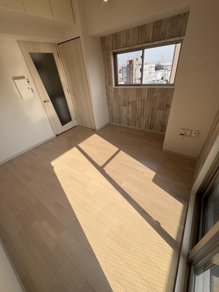 居室・リビング　日当たりの良い洋室