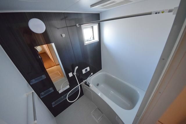 バス・シャワールーム　追い焚き・換気窓あります