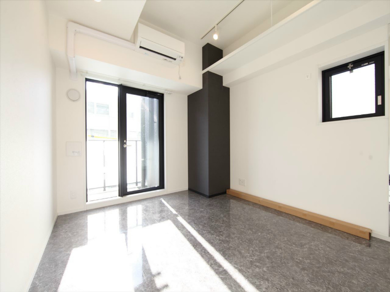 バルコニー　洋室7.3帖　南面バルコニー　2面採光　エアコン完備