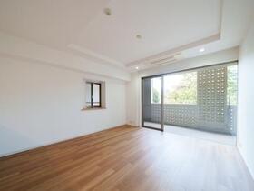 居室・リビング　こちらの居間で趣味の時間をお楽しみください