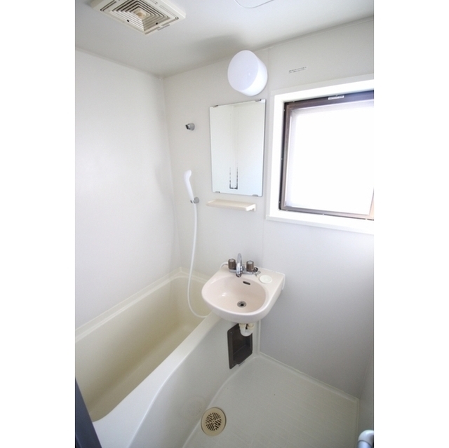 バス・シャワールーム　浴室鏡、小窓付いております♪