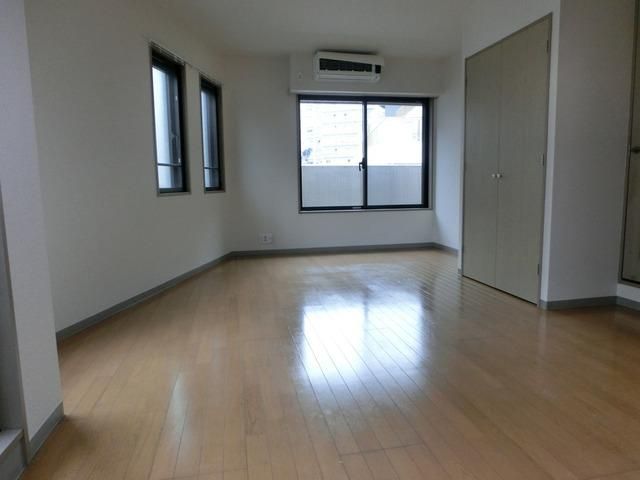 居室・リビング　２面採光の明るいお部屋です