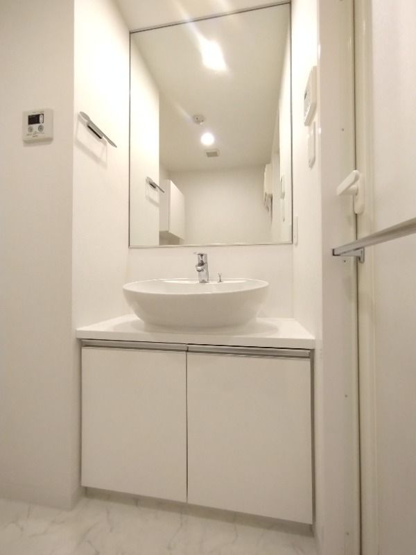 洗面設備　朝の身支度に便利な独立洗面台！