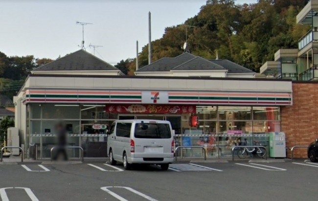 コンビニ　セブンイレブン（コンビニ）まで326m