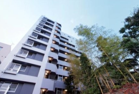 建物外観　鉄筋コンクリート造のがっちりとした建物。