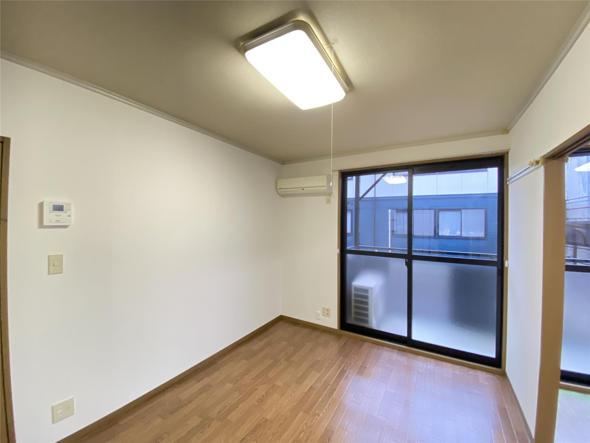 居室・リビング　洋室6帖♪窓も有り開放的です☆エアコン完備♪