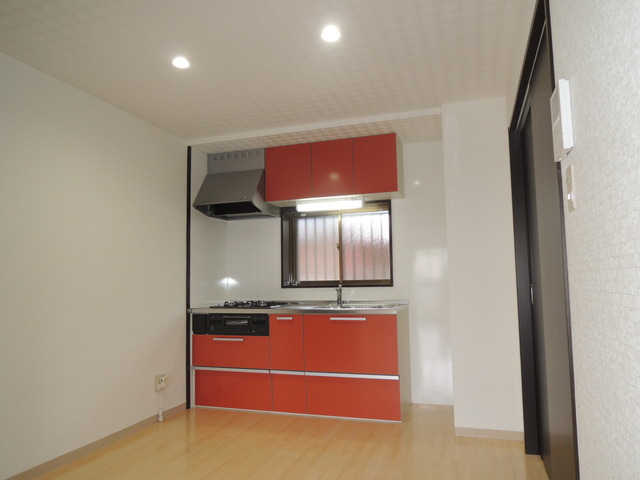 キッチン　システムキッチン（３口）！おしゃれなダウンライト付きです！