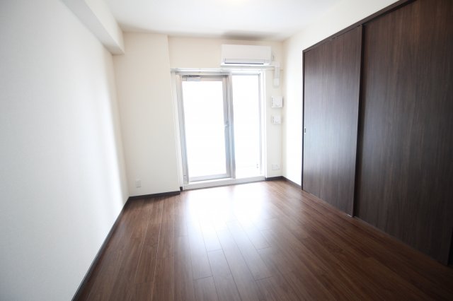 居室・リビング　DK9.8帖の明るいリビングスペースです?