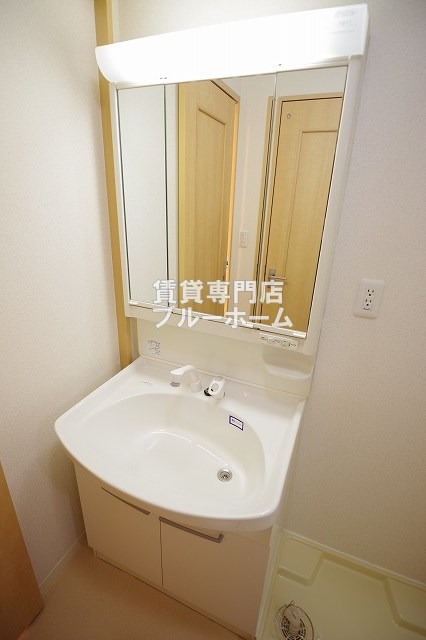 洗面設備　三面鏡独立洗面台！