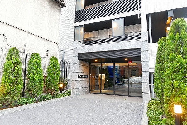 エントランス　外観は落ち着いています