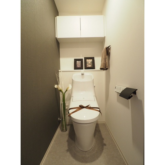 トイレ　トイレに棚があるのは便利ですよね