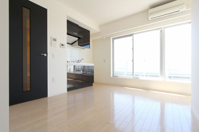 居室・リビング　参考写真（同物件別部屋）