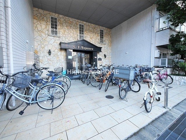 エントランス　ゆとりのあるエントランスです